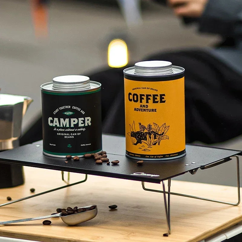 Duo de boîtes conservation café hermétiques noir et jaune sur table pliante