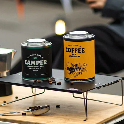 Duo de boîtes conservation café hermétiques noir et jaune sur table pliante