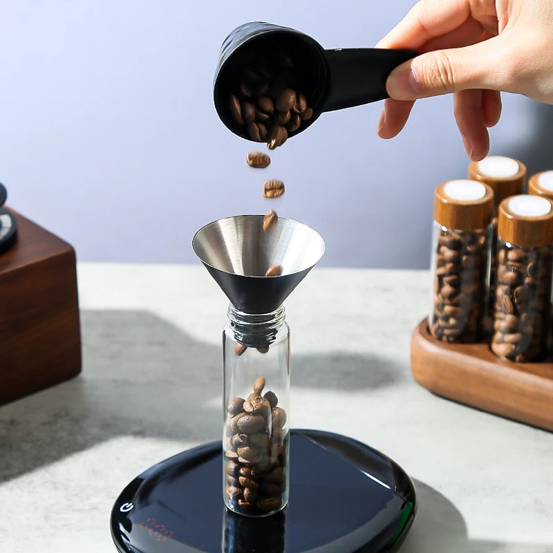 Remplissage tube café verre avec entonnoir et cuillère doseuse