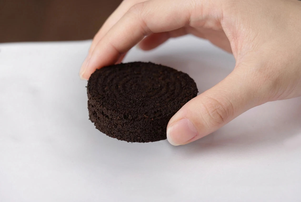 Galette de marc de café compacte après extraction expresso