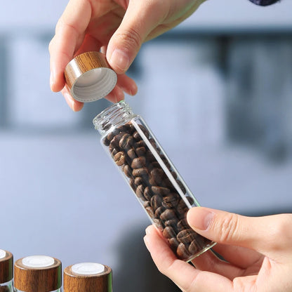 Détail ouverture tube en verre café avec bouchon hermétique