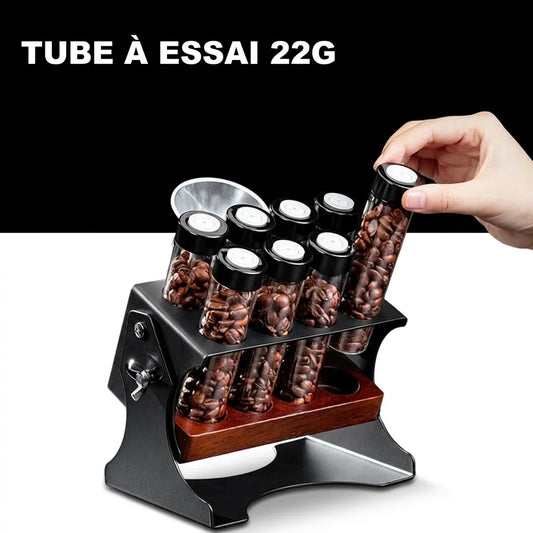 Main saisissant un tube de café 22g du support