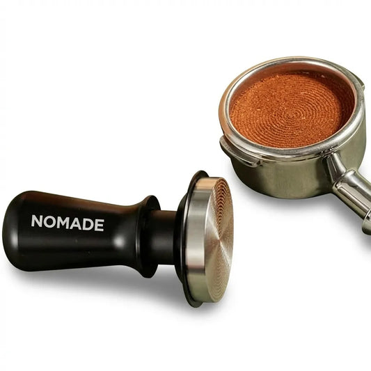 Comparaison visuelle entre le tamper et une galette de café tassée avec motif ondulé