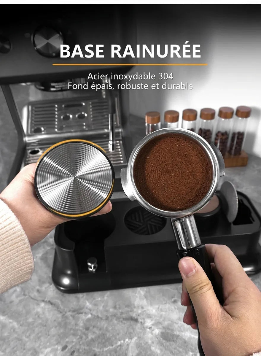 Comparaison de la base rainurée du tamper et du filtre à café rempli
