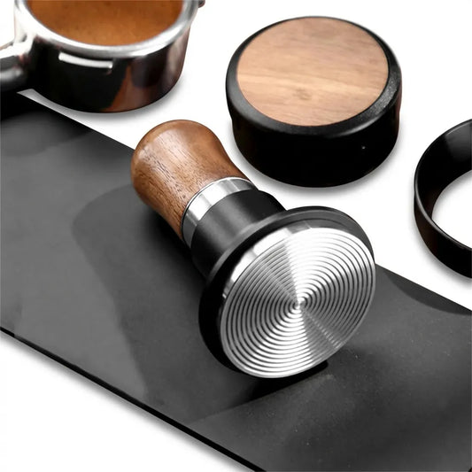 Tamper posé sur tapis de tassage avec accessoires café