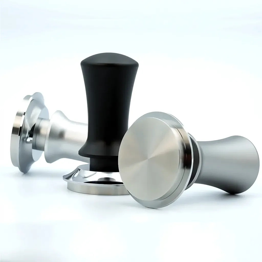 Détail tamper noir et argent couchés sur fond blanc